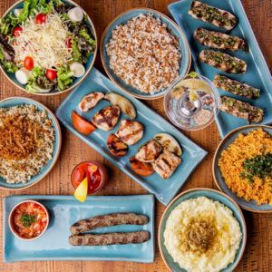 Saj celebra primeiro ano em Higienópolis com atmosfera acolhedora e sabores árabes autênticos